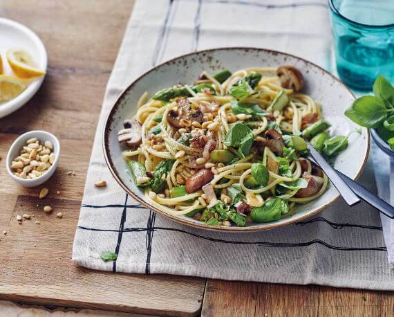 Pasta mit grünem Spargel und Champignons