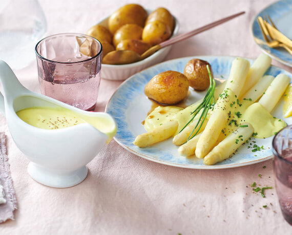 Vegane Sauce hollandaise mit Spargel und Kartoffeln