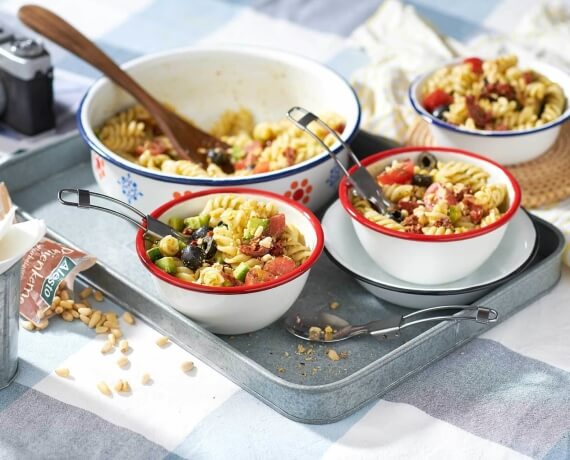 Schneller Nudelsalat mit Pesto zum Campen