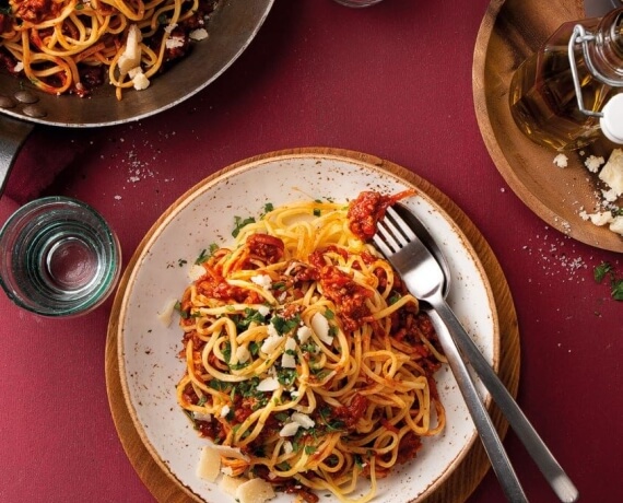 [Schnell &amp; einfach] Einfache Bolognese mit Spaghetti und Parmesan ...