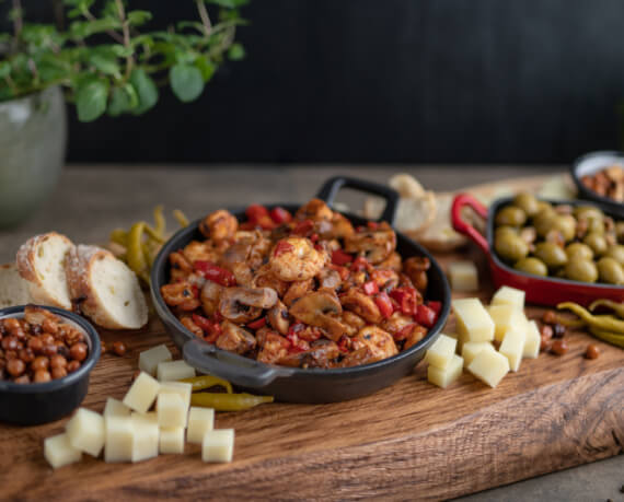 Garnelen-Paprikapfanne mit Peperoni-Baguette und eingelegten Zitronen-Oliven