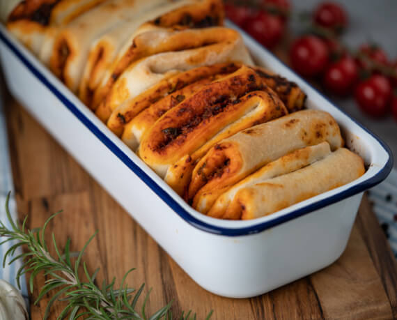 Zupfbrot mit Tomaten-Basilikum-Butter