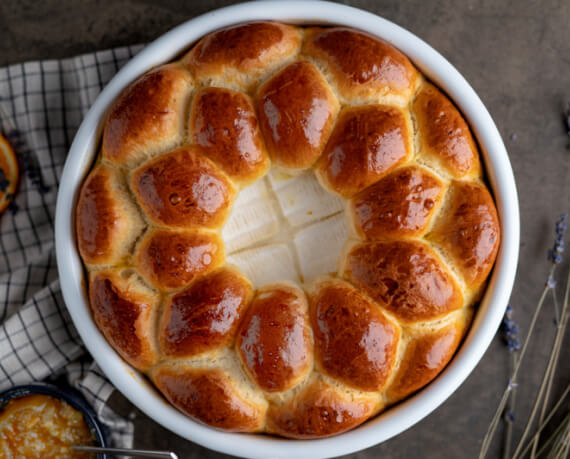 Brioche Kranz mit französischem Weichkäse