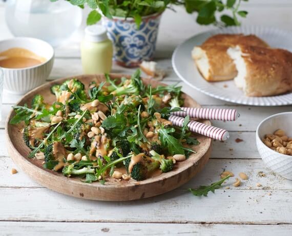 Brokkolisalat mit Erdnussdressing