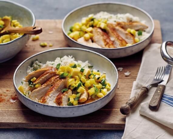 Gebratenes Hähnchen mit Mango-Salsa und Reis