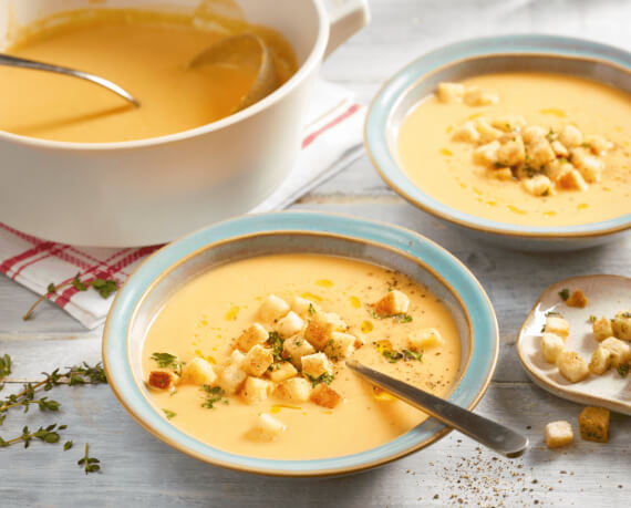 Karotten-Kartoffel-Suppe mit Kräuter-Croûtons