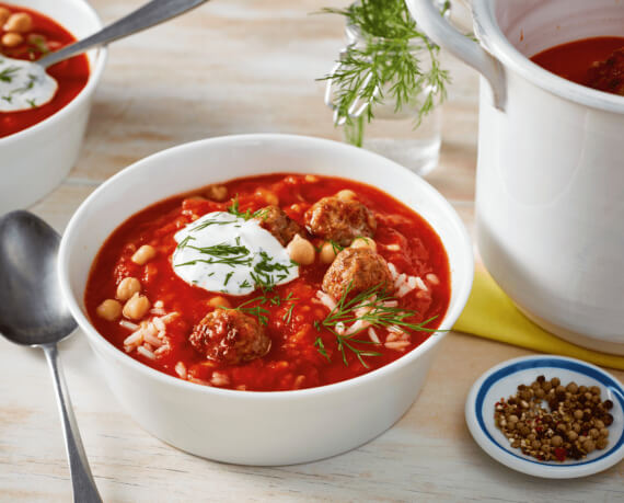 Tomatensuppe mit Reis und Hackbällchen