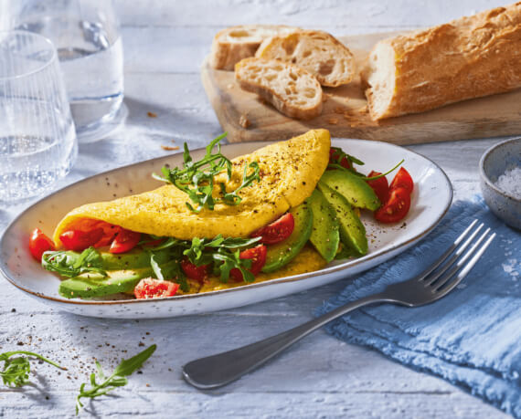 Omelett mit Avocado, Tomaten und Rucola