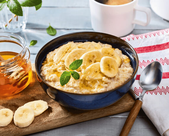 Porridge mit Bananen und Honig