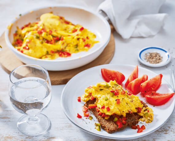 Rührei mit Paprika und Tomate