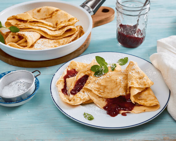 Pfannkuchen mit Marmelade und Puderzucker