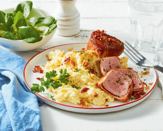 Schweinefilet im Speckmantel mit Zwiebel-Kartoffelpüree an Feld-Salat