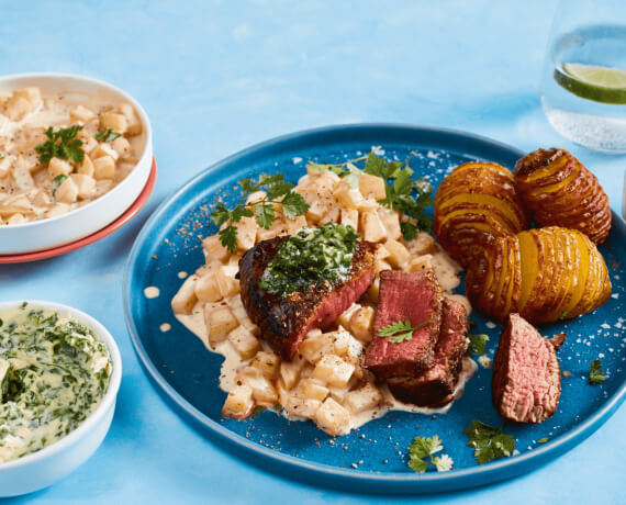 Steaks mit Kräuterbutter, Gemüse vom Kohlrabi und Fächer-Kartoffeln