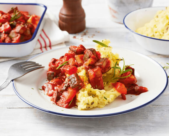 Mediterranes Ratatouille-Gemüse mit Rosmarin-Kartoffel-Püree