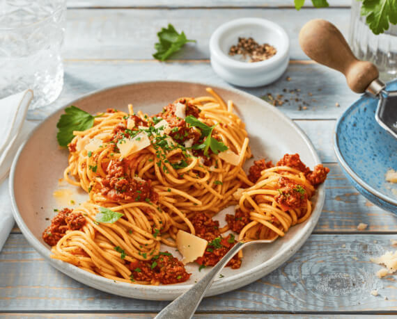 Einfache Spaghetti Bolognese mit Parmesan