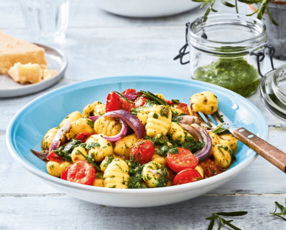 Gnocchi in mediterraner Kräuter-Butter mit karamellisierten Tomaten