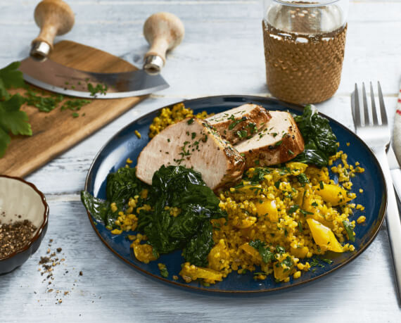 Putenbrust mit Petersilien-Bulgur an Spinat mit Knoblauch