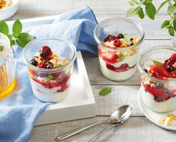 Nuss-Zimt-Skyr mit Beeren