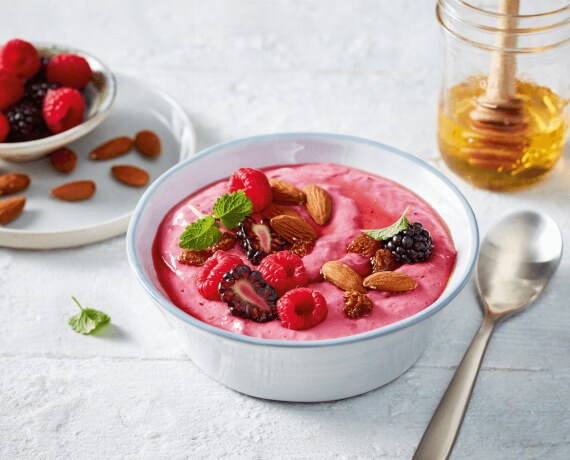 Beeren-Skyr mit Mandeln und Rosinen