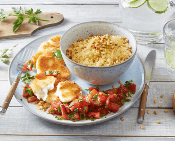 Gebackener Mozzarella mit Pinienkern-Couscous und Tomaten-Salat