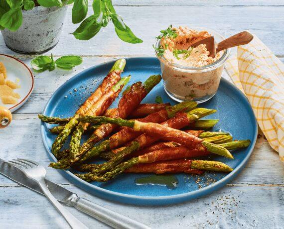 Spargel in Schinkenmantel mit Parmesandip