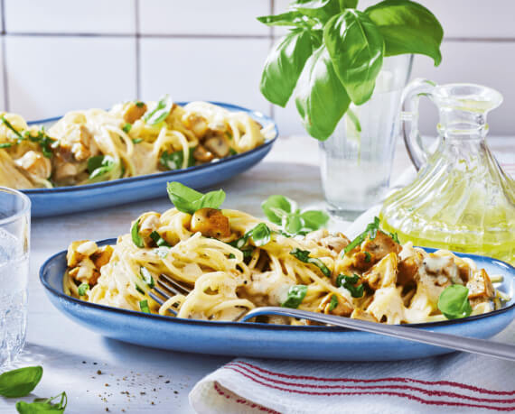 Spaghetti mit Gorgonzola-Pilzsoße und Basilikum