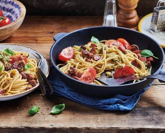 Spaghetti Carbonara mit Chorizo und grünem Olivenpesto
