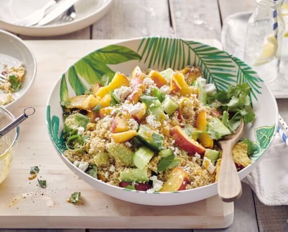 Bunter Quinoa-Salat mit Pfirsich