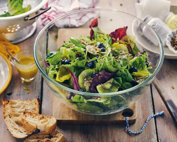 Bunter Blattsalat mit Heidelbeeren