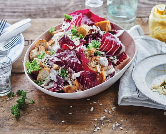 Roter Caesar-Salat mit Radicchio