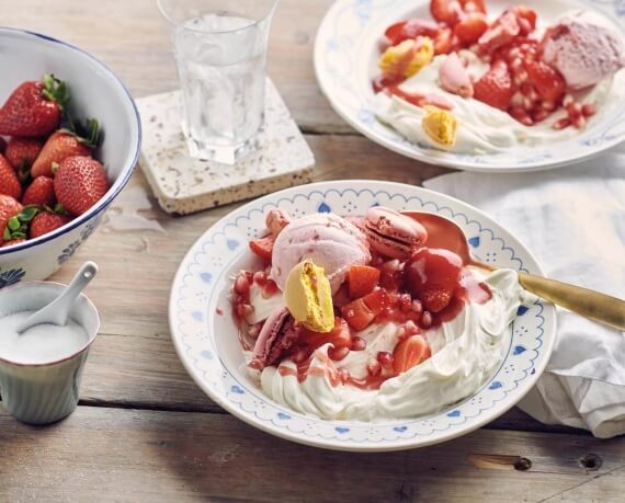 Macaron mit Eis und Erdbeeren