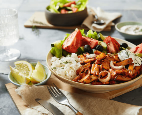 Veganer Gyrosteller mit Reis und Salat