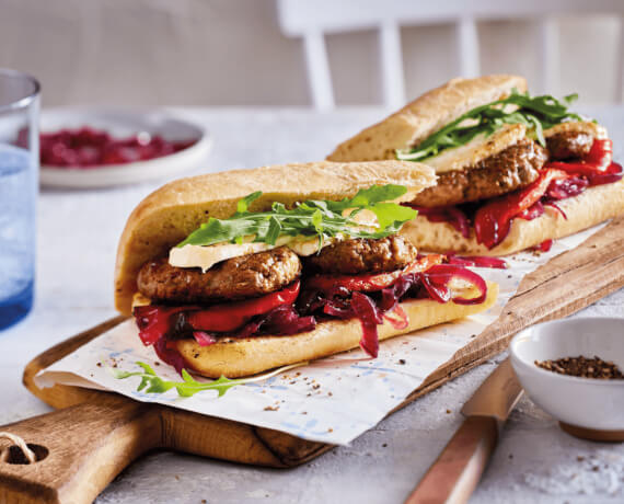 Ciabatta-Burger mit Röstpaprika und Mozzarella-Rucola-Salat