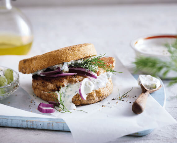 Gyros-Toastie-Burger mit Zatziki und Dill-Gurken-Salat