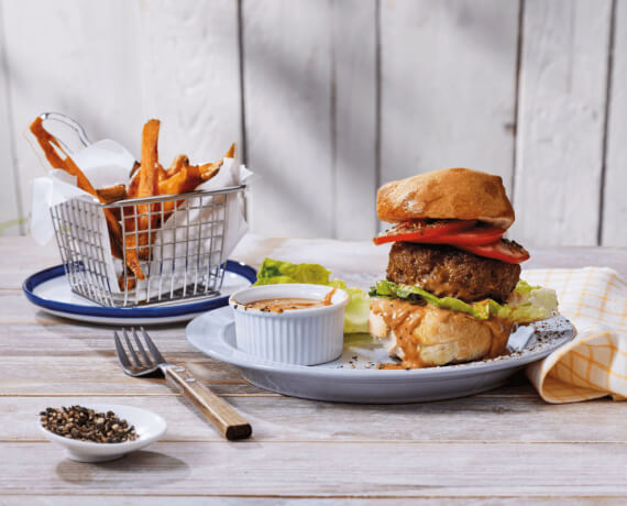 Hausgemachte Burger mit Süßkartoffelpommes