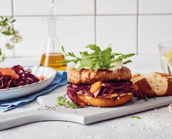 Burger mit Rotkohl-Orangen-Salat