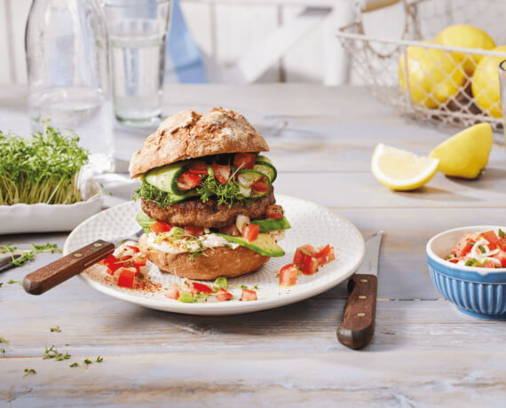 Avocado-Burger mit Tomatensalsa