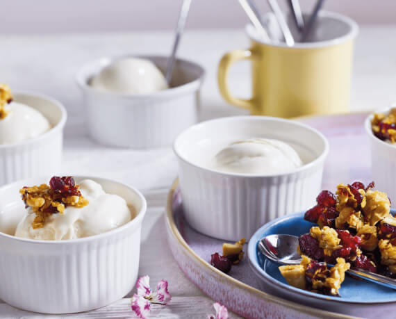 Cashew-Mascarpone-Eis mit Cranberry-Crunch