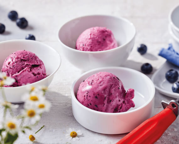 Bananen-Kokos-Eis mit Heidelbeeren