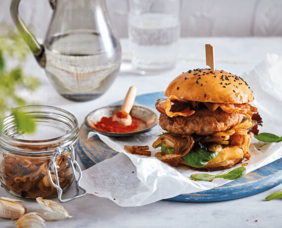 Chili-Burger mit Zwiebel-Marmelade und Speck