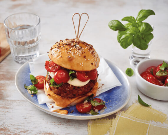 Hamburger mit Basilikum-Tomaten-Salsa und Mozzarella