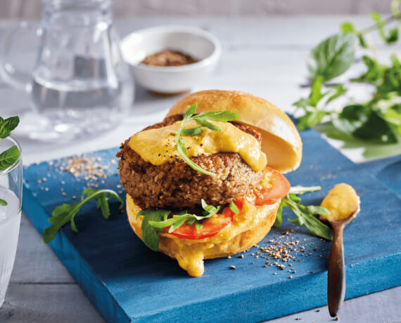 Burger mit Mango-Sauce und Bohnen-Pattie