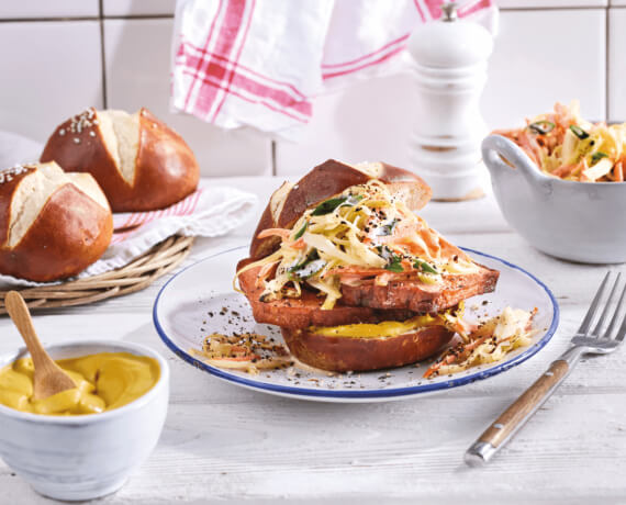 Leberkäse-Burger mit Coleslaw