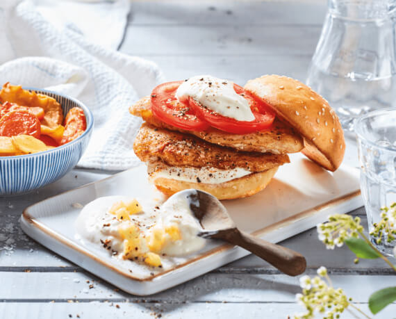 Chickenburger mit Ananas und Kartoffel-Gemüse-Talern