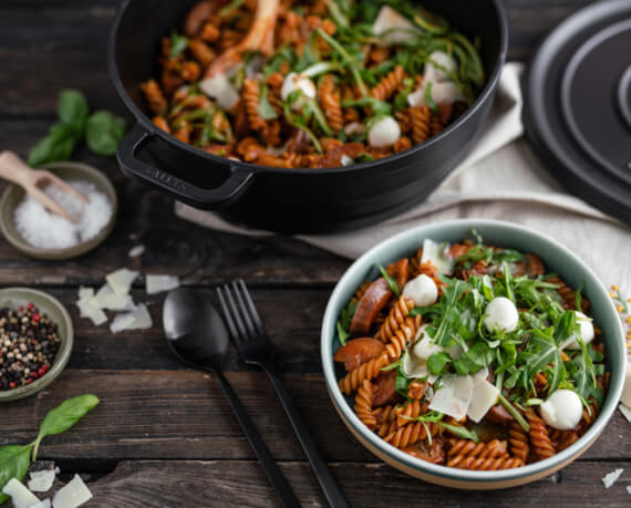 One Pot Nudel-Topf mit Tomatensoße und Gemüse