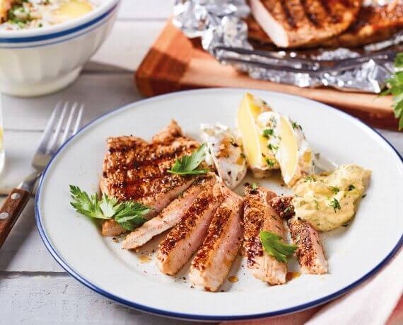 Gegrillte Schweinesteaks mit Gewürzgurken-Kartoffel-Salat und Kräuter-Senf-Dip