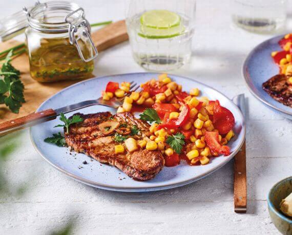 Steaks vom Schweinenacken mit Mais-Salat und Tomaten-Dressing