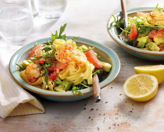 Tagliatelle-Salat mit Avocado und Garnelen