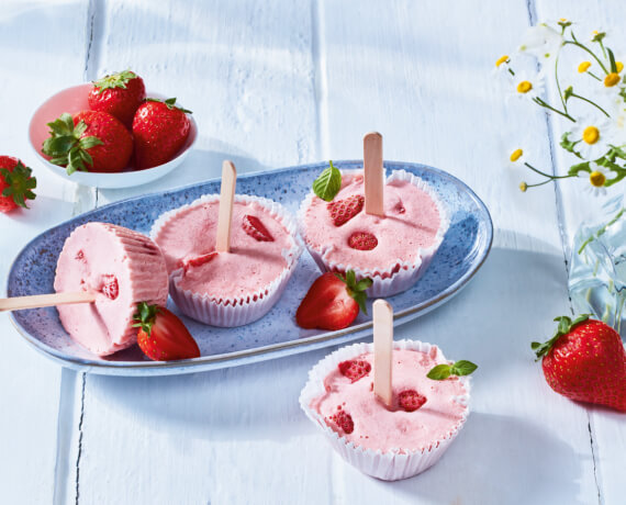 Erdbeer-Buttermilch-Eistörtchen