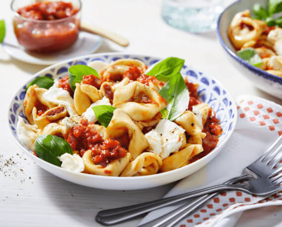 Tortelloni mit Tomate Mozzarella al arabbiata